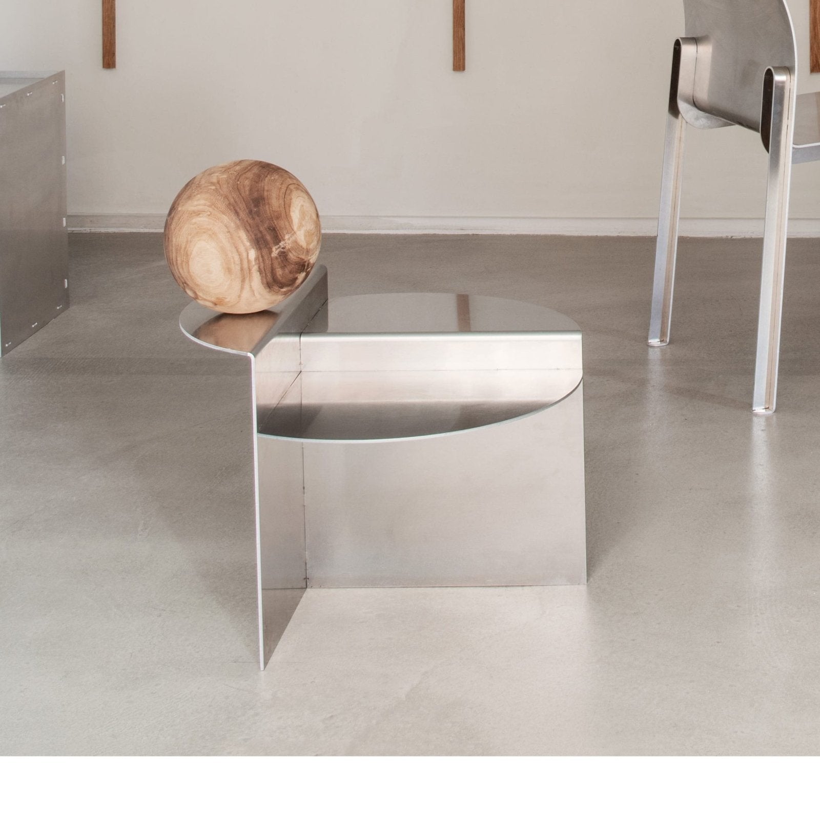 Rivet side table – Skandium